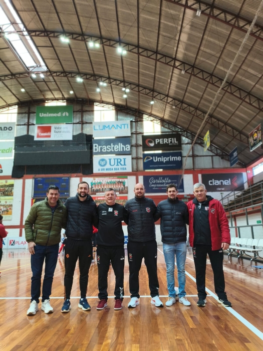 Professores participam de capacitação em uma das maiores referências do futsal brasileiro.