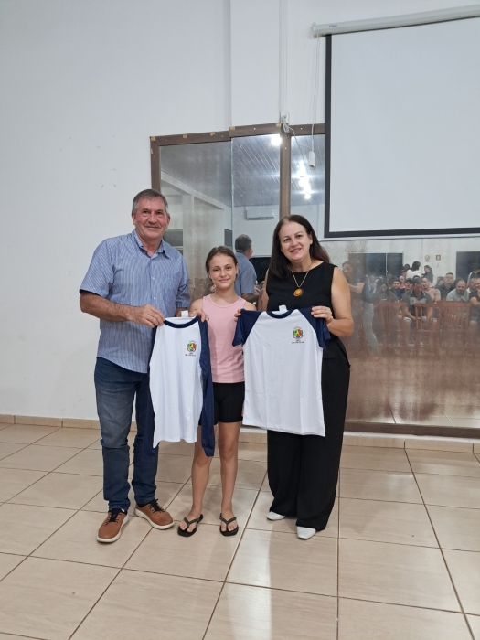 Entrega de uniformes escolares reforça compromisso com a educação