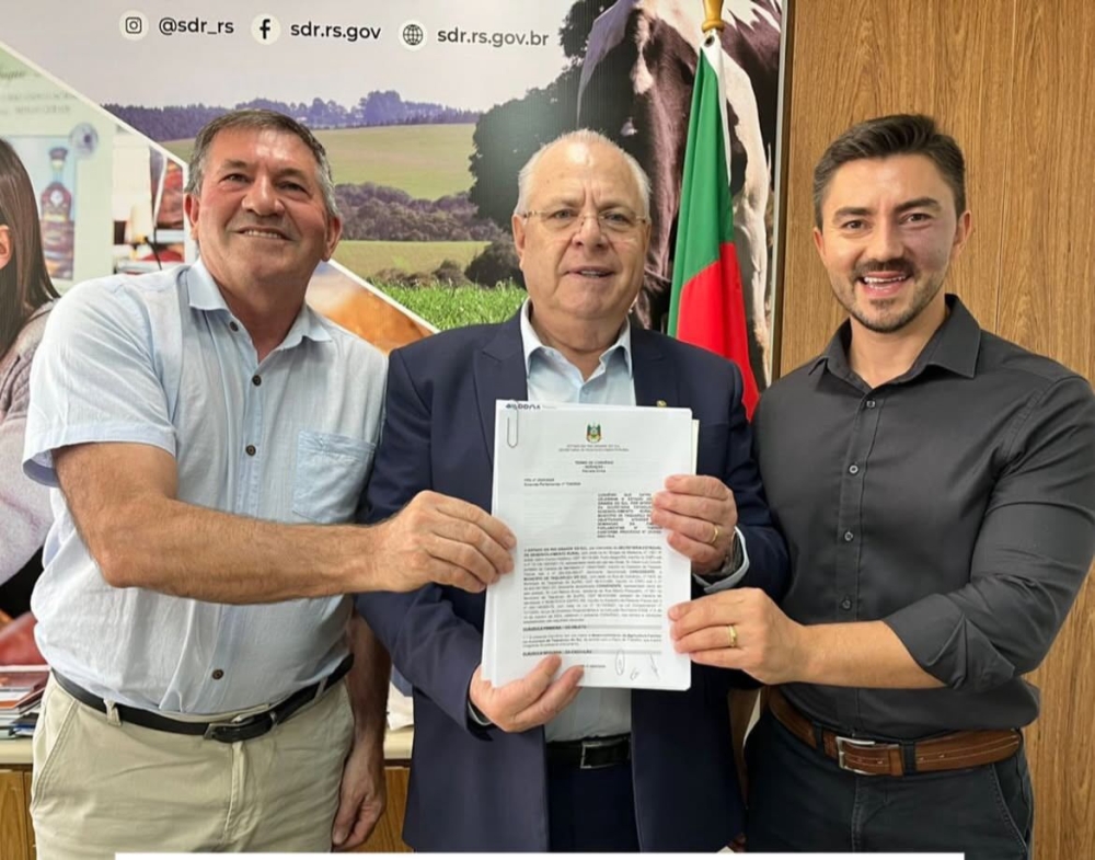 Prefeito participa de assinatura de emenda para fortalecer a produção leiteira