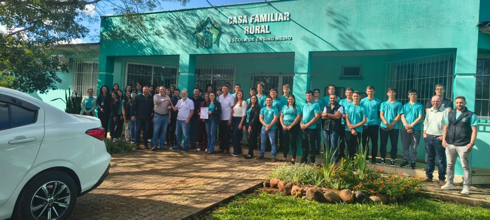 Parceria entre a Administração Municipal e Casa Familiar Rural é fortalecida com a entrega de veículo em comodato para atendimento aos alunos